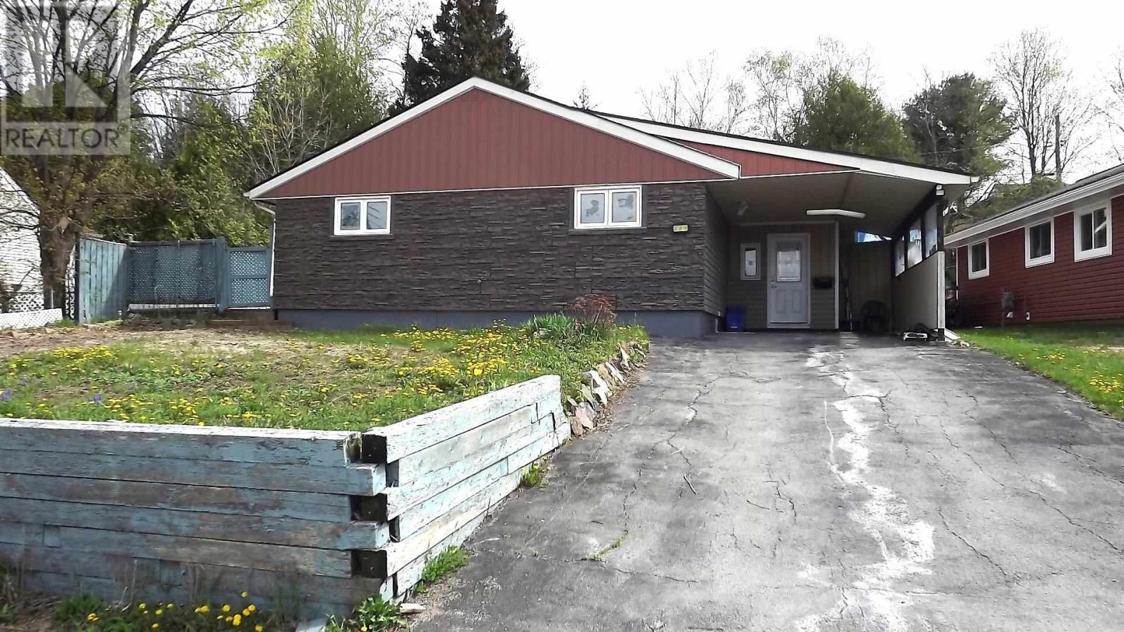 224 Hillside Dr S, Elliot Lake, ON P5A 1N5