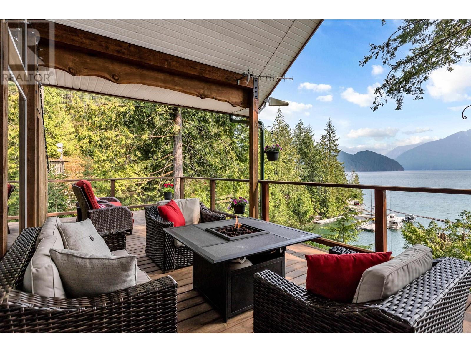 4 Christian Cv, Pitt Meadows, BC V3Y 1Z1