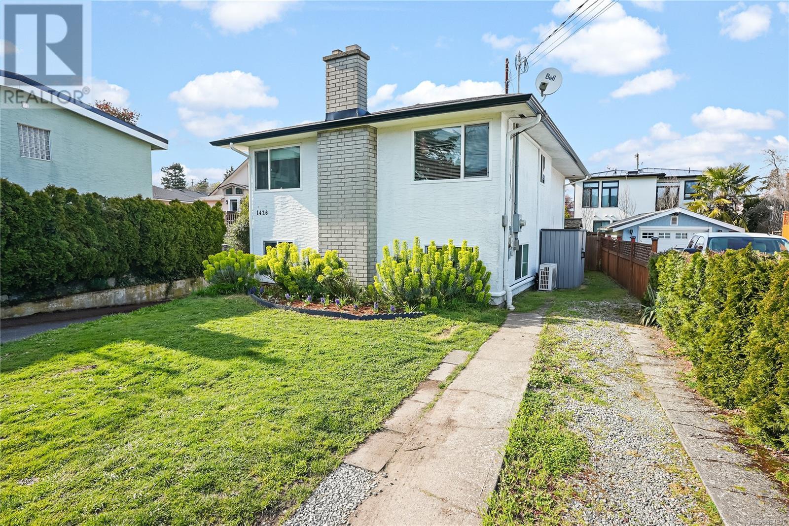 1426 Westall Ave, Victoria, BC V8T 2G5