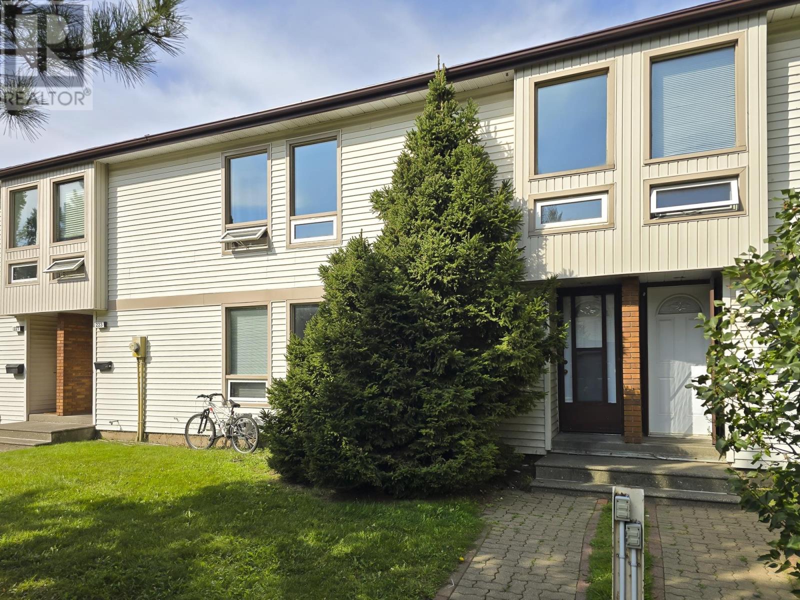 225 Varsity Pl, Thunder Bay, ON P7B 5N9
