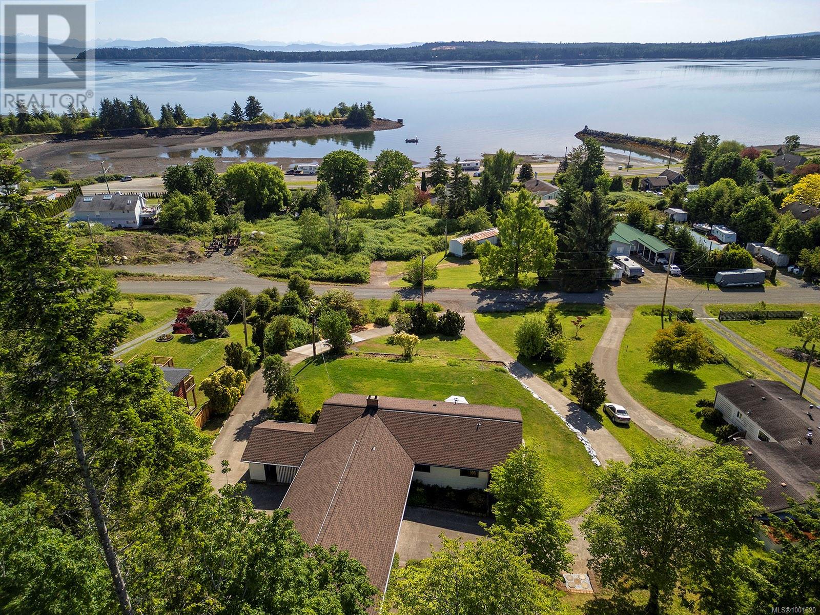 5497 Tappin St, Union Bay, BC V0R 3B0