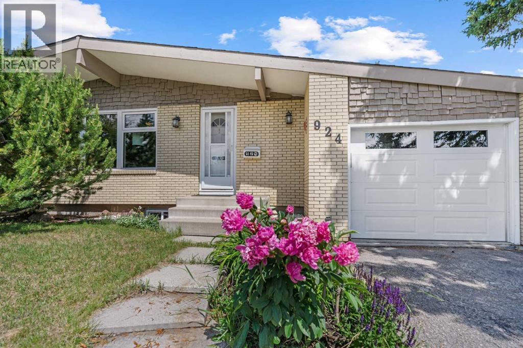 924 Cannock Rd SW, Calgary, AB T2W 1M5