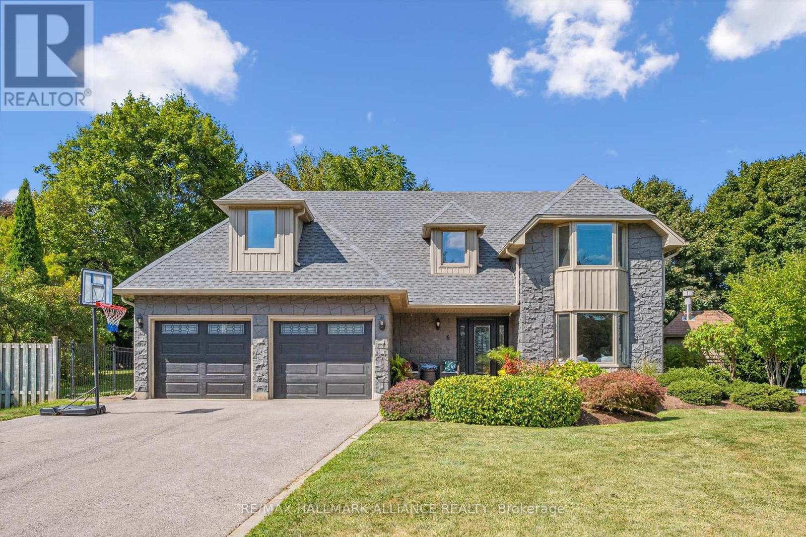 6 Coachman Cres, Hamilton Freelton, ON L8N 2Z7