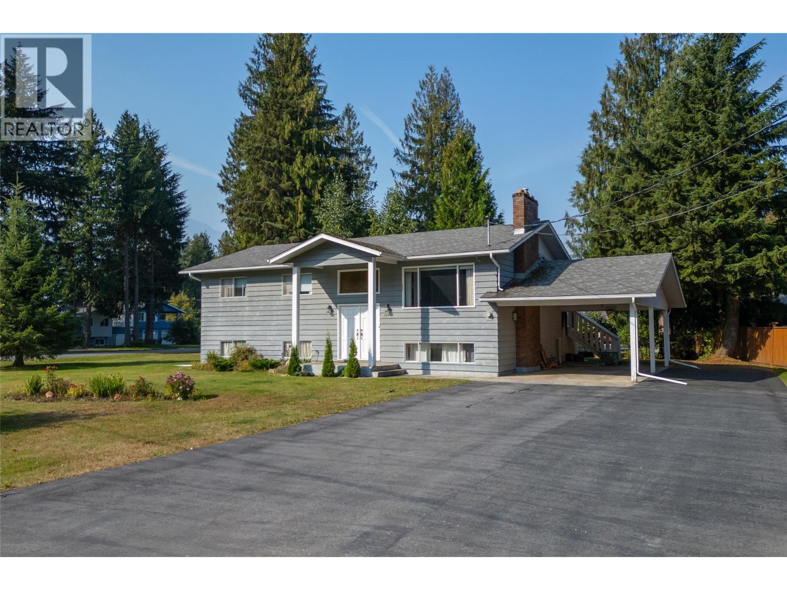 1695 Hay Rd, Revelstoke, BC V0E 2S1