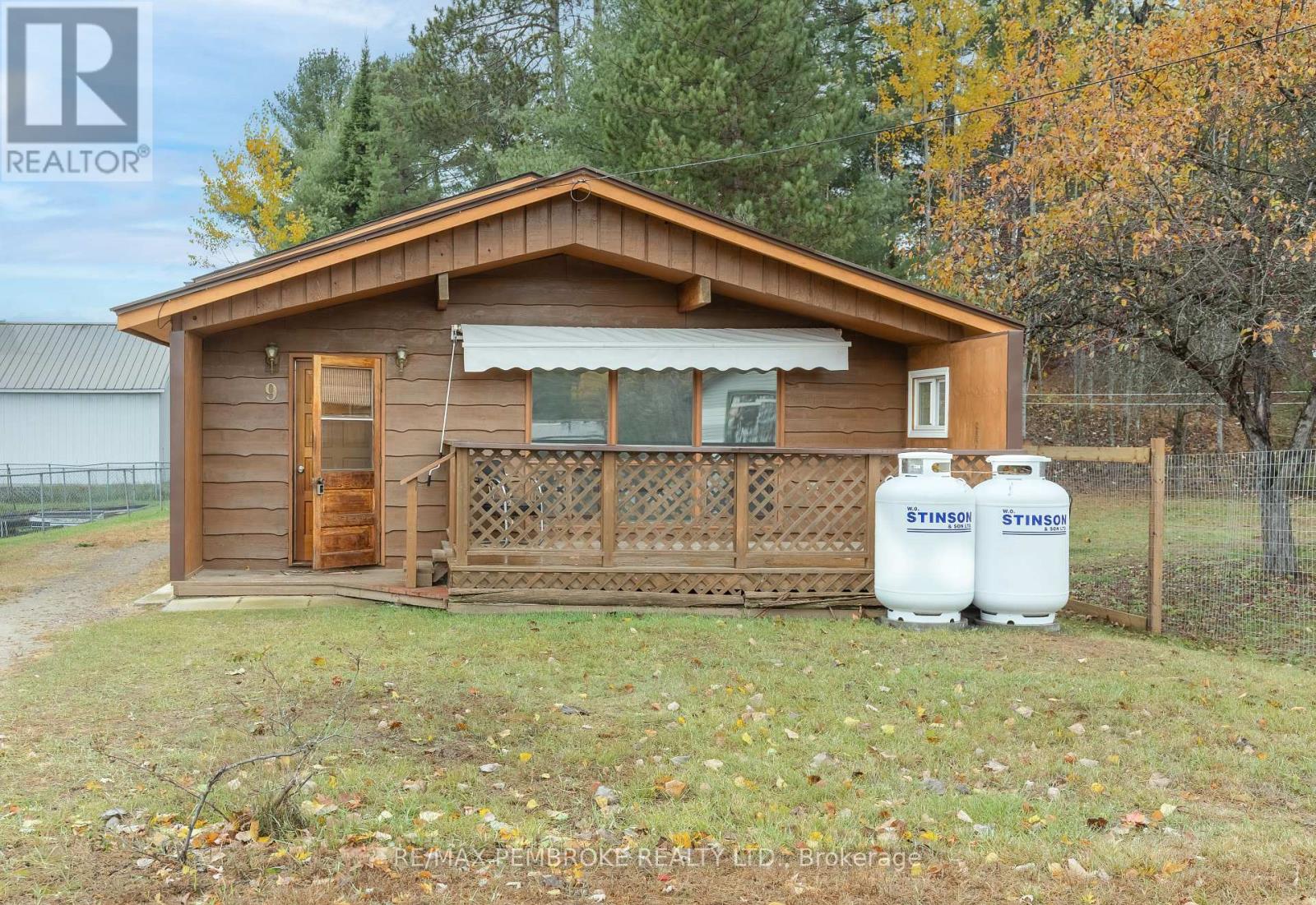9 Peter St, Laurentian Hills, ON K0J 1J0