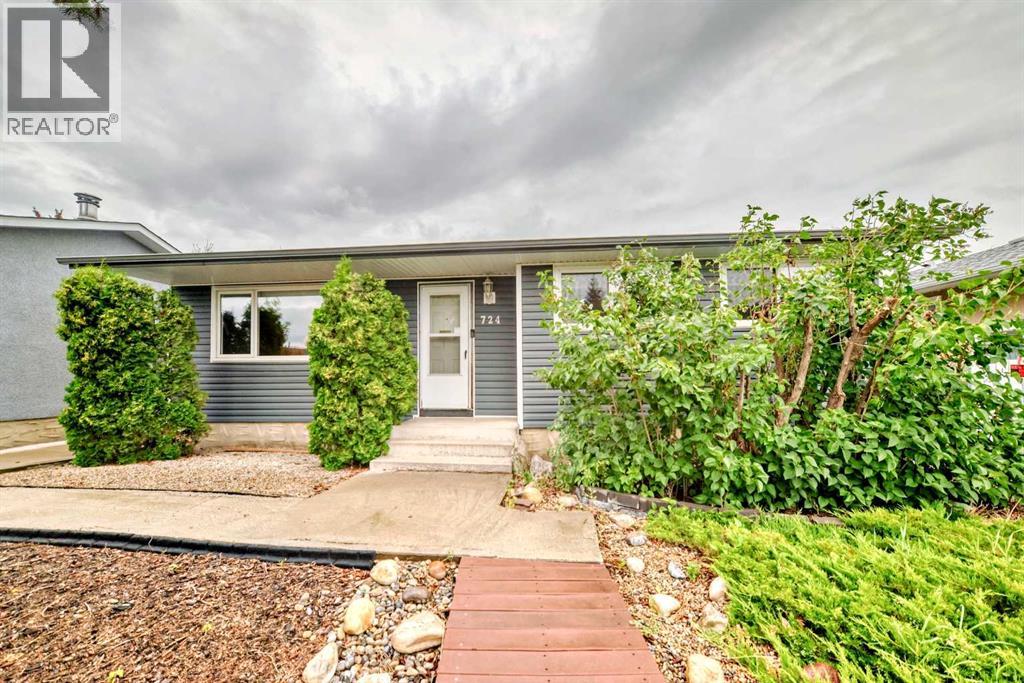 724 Pinecliff Rd NE, Calgary, AB T1Y 3X1