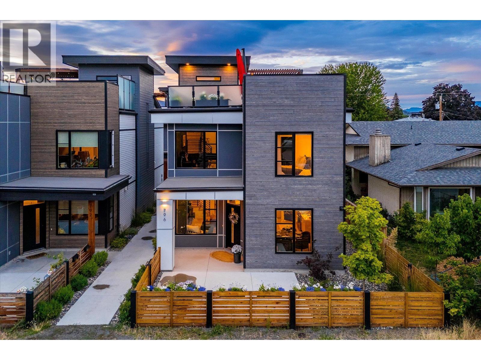 796 Wardlaw Ave, Kelowna, BC V1Y 5B9