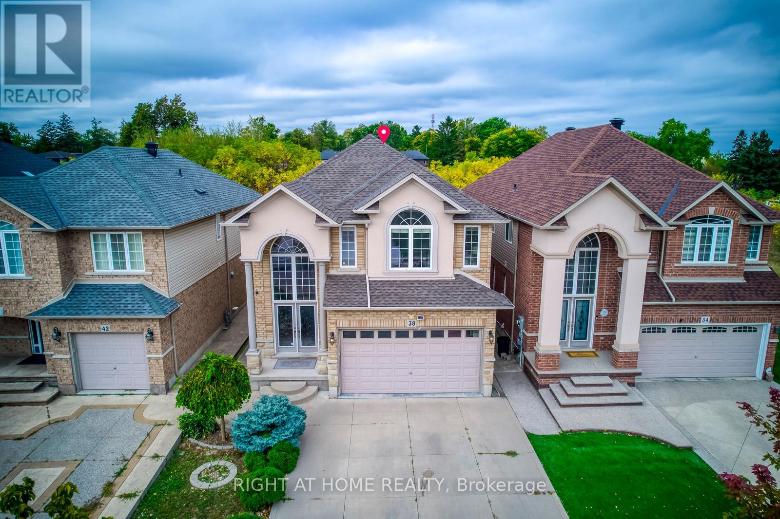 38 Assisi St, Hamilton, ON L8W 0A5