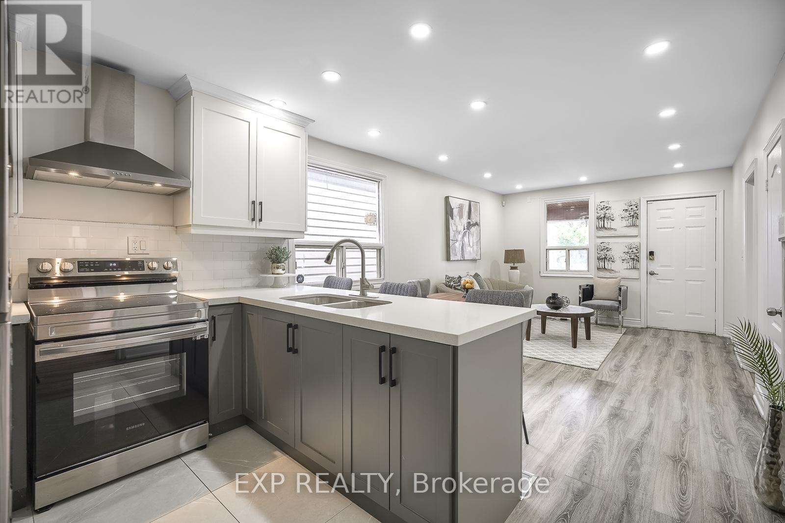 230 Mcanulty Blvd, Hamilton, ON L8H 3J1