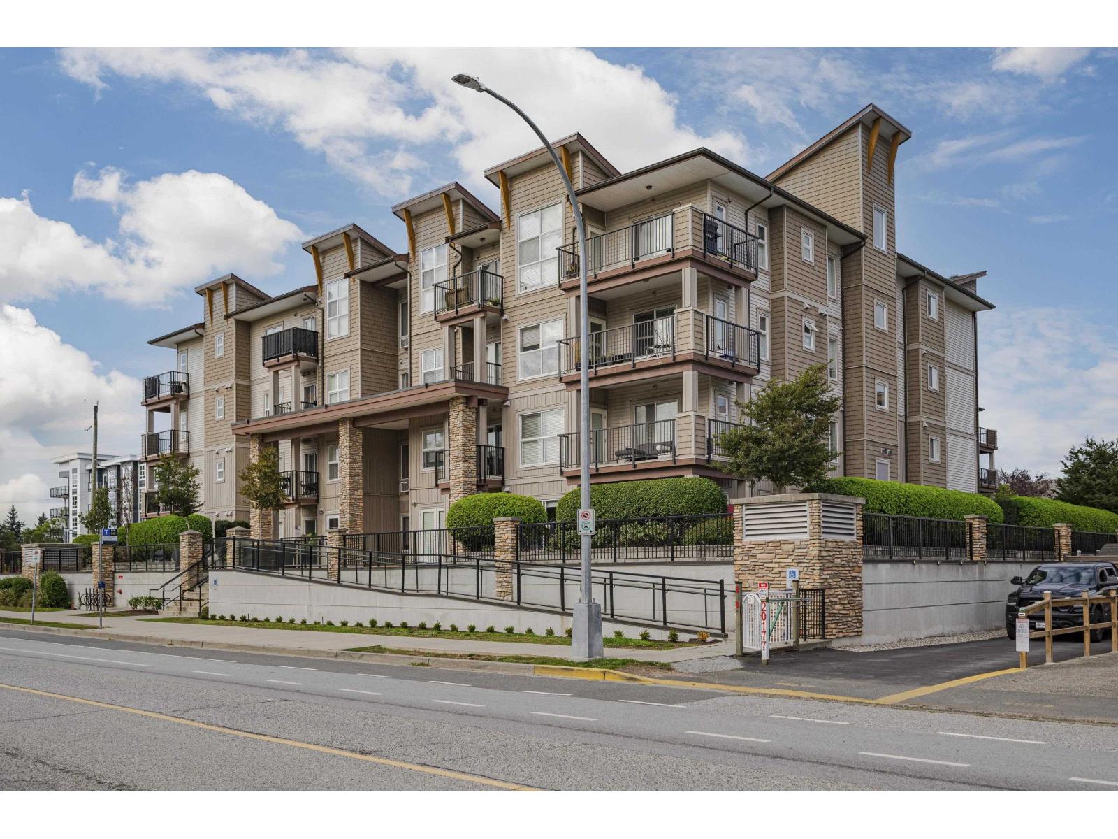 20175 53 Avenue Unit 111, Langley, BC V3A 3V2