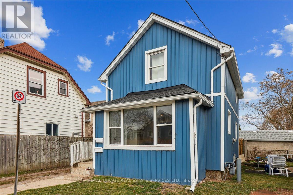 19 Seneca St, St. Catharines, ON L2R 2V1