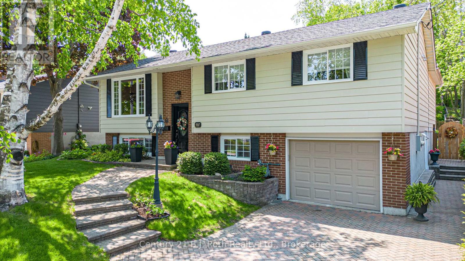 297 Matchedash St N, Orillia, ON L3V 4W1