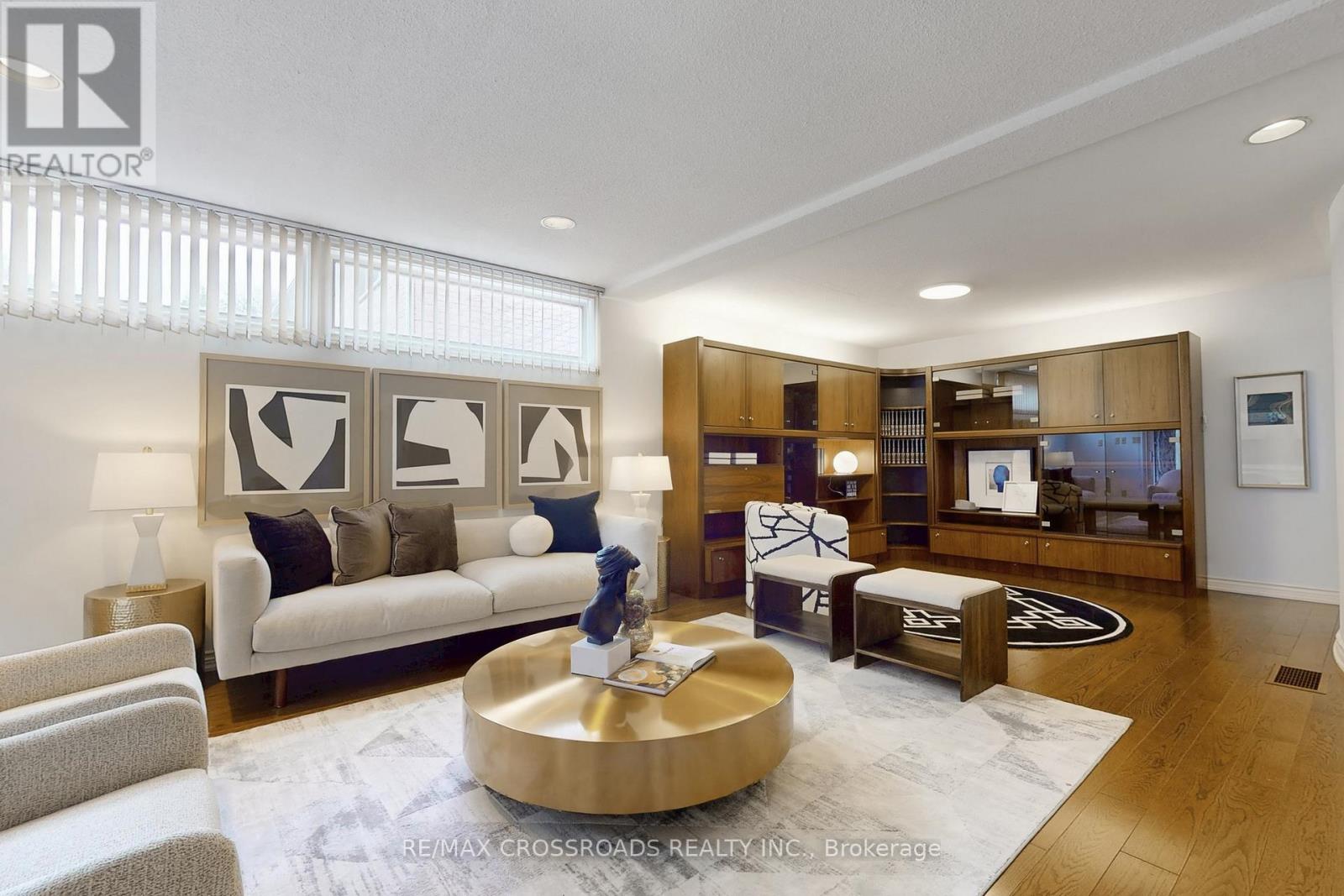 8 Orchid Ct, Toronto, ON M2L 2X8