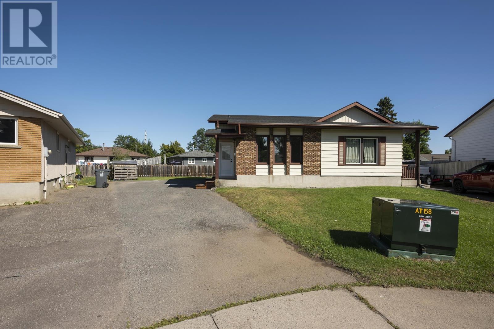 112 Conestoga St, Thunder Bay, ON P7C 5S4