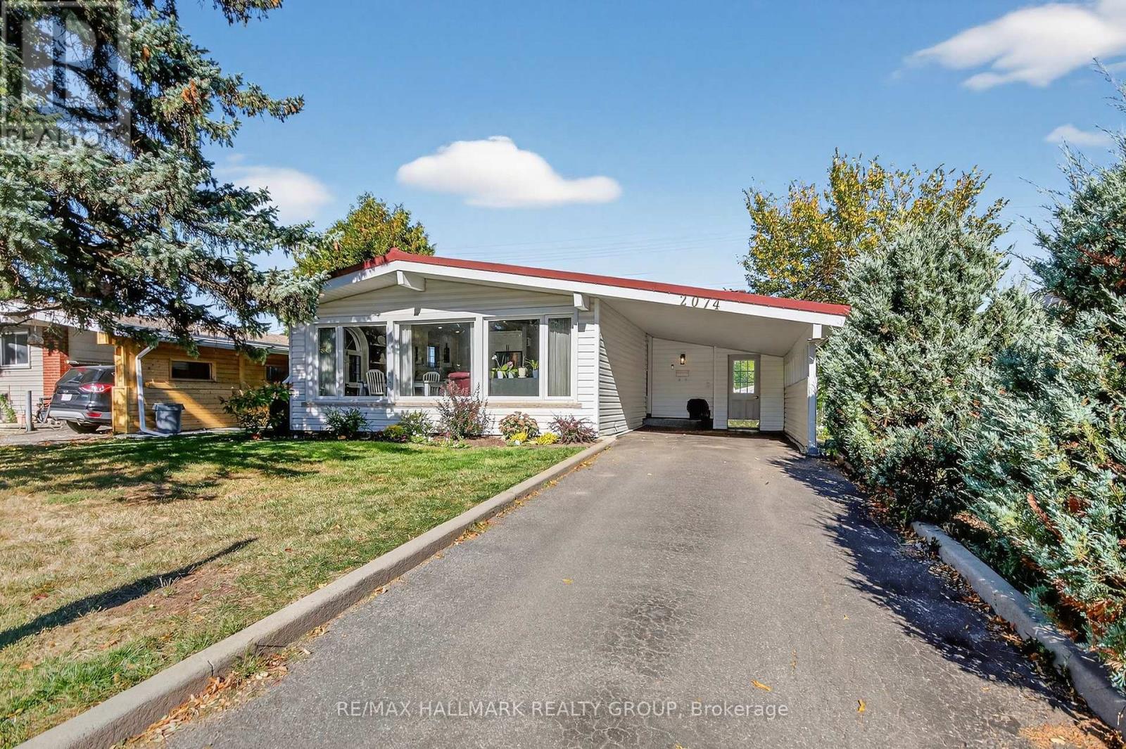 2074 Featherston Dr, Ottawa, ON K1H 6R3