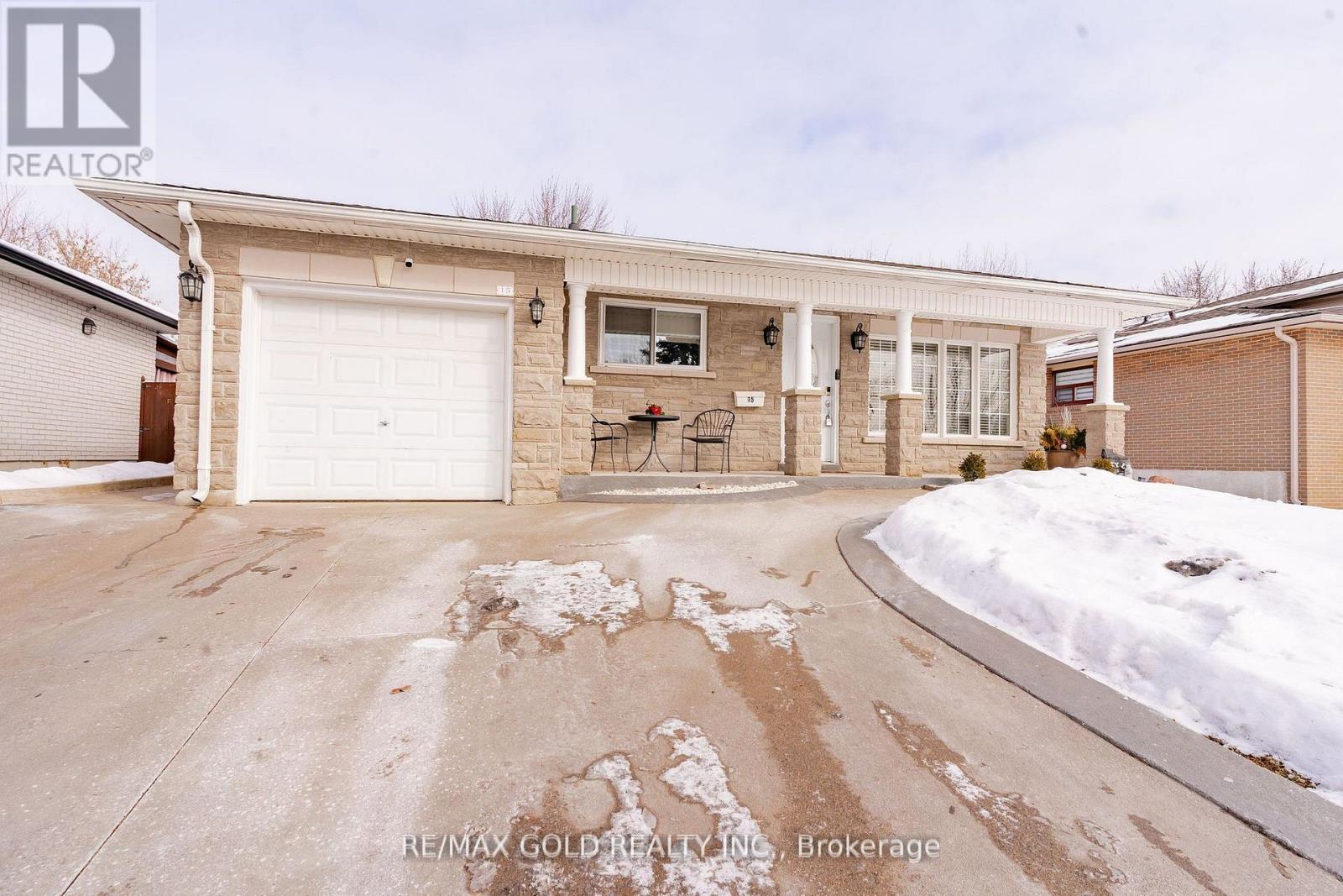 15 Castlemore Dr, Brampton, ON L6W 2V9