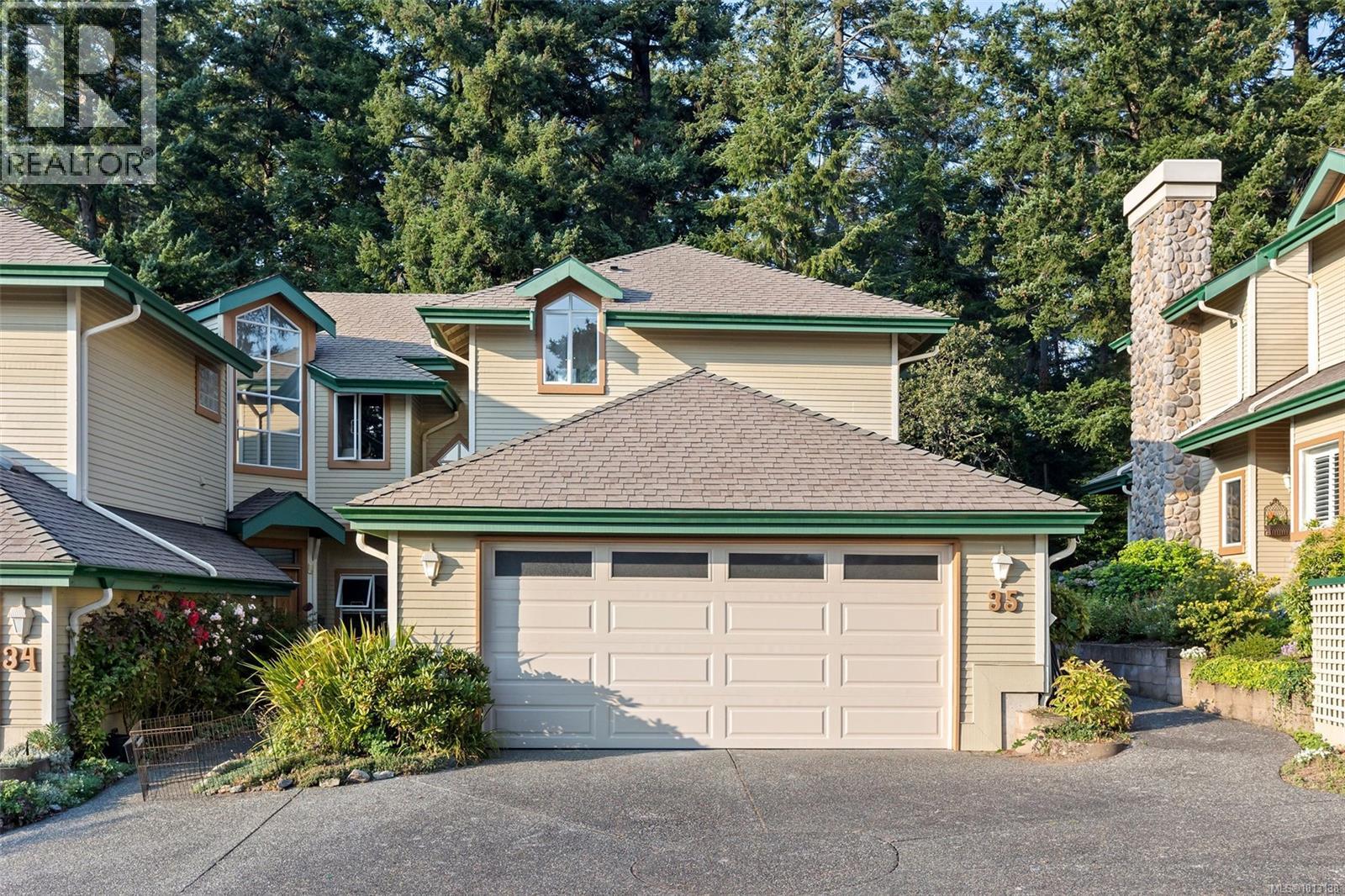520 Marsett Pl Unit 35 Pl, Saanich, BC V8Z 7J1