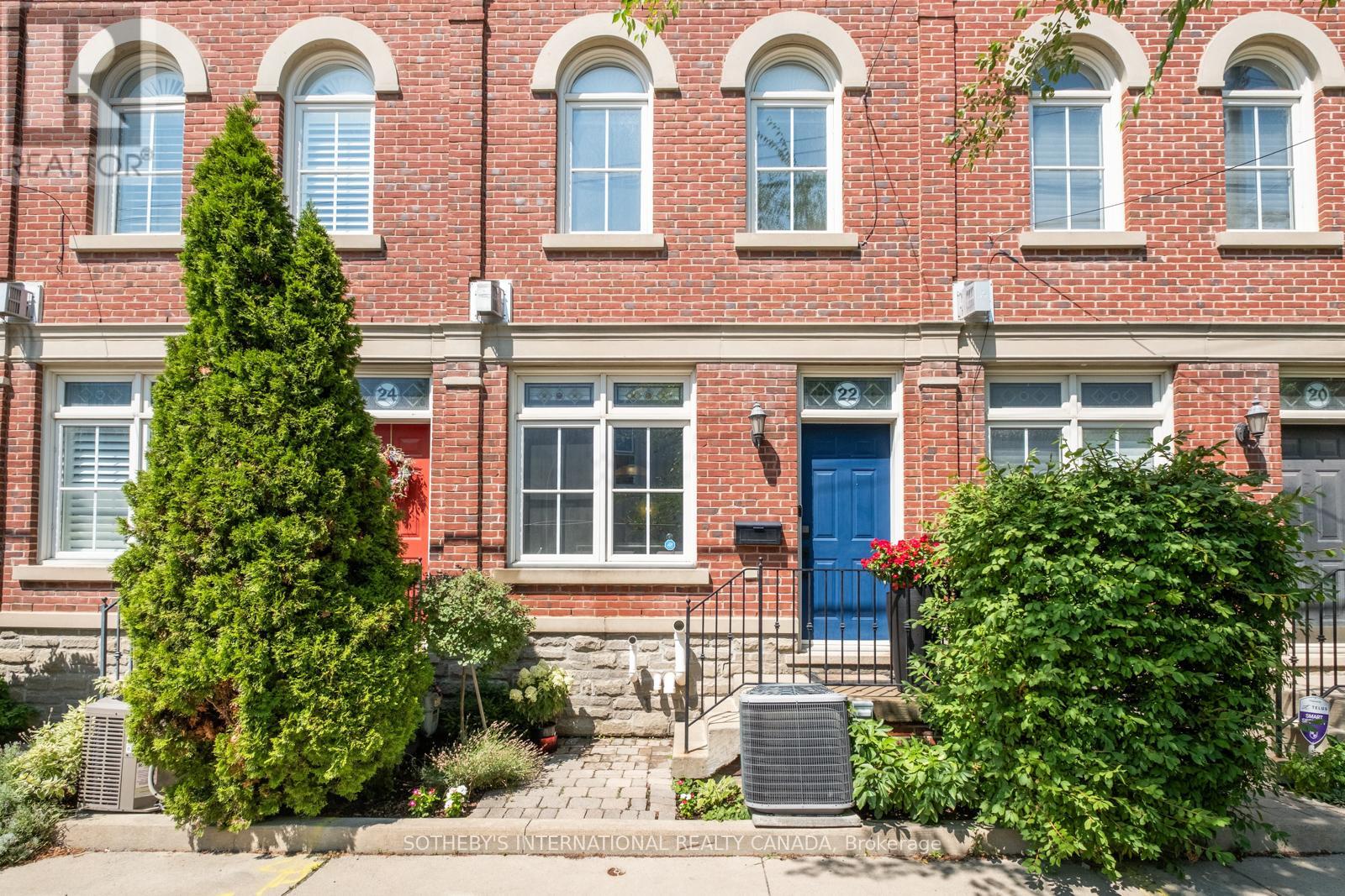 22 St Raymond Hts, Toronto, ON M6G 4C2