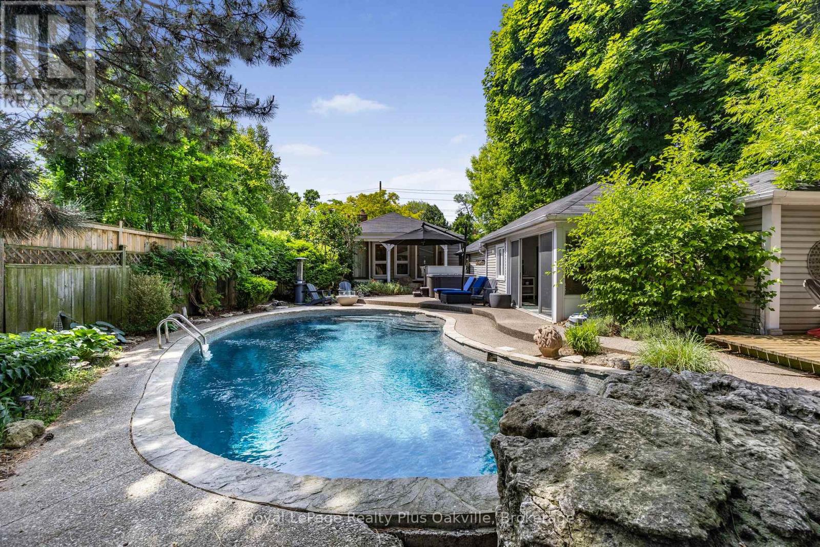 2386 Rebecca St, Oakville, ON L6L 2A9