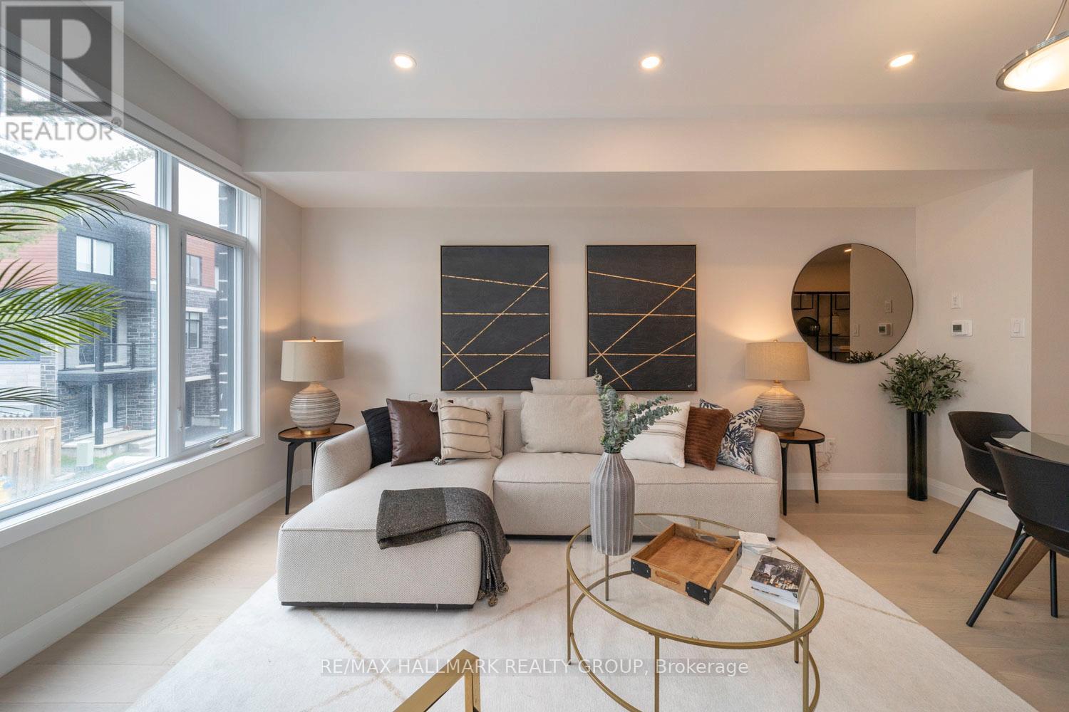 814 Star Private, Ottawa, ON K2L 1W2