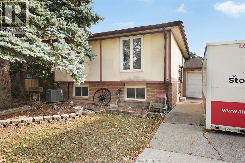 1565 Hallmark Ave, Windsor, ON N8W 4Y3