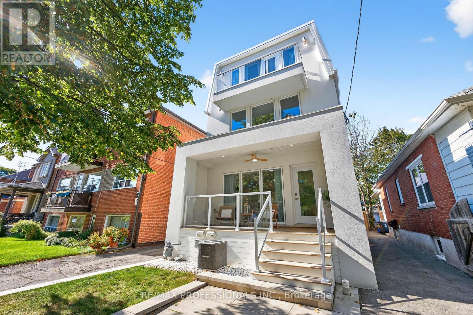 22 Ninth St, Toronto, ON M8V 3E3