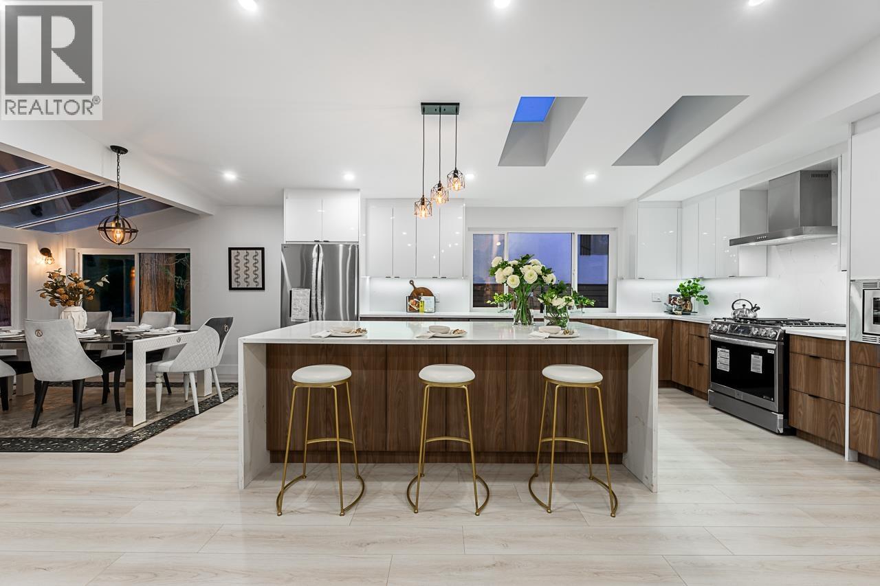 531 Greenway Ave, North Vancouver, BC V7N 3C9