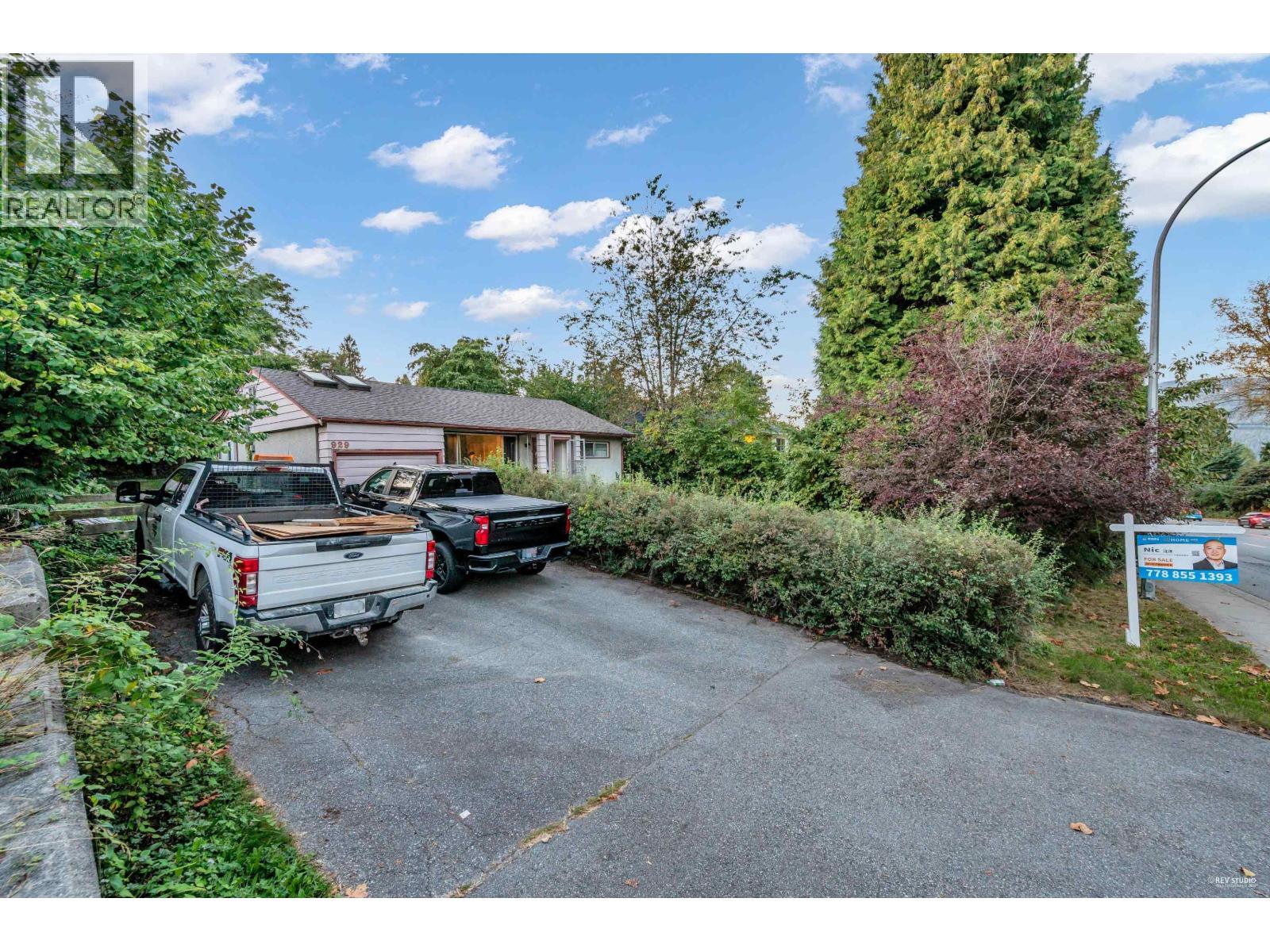 929 Clarke Rd, Port Moody, BC V3H 1M1
