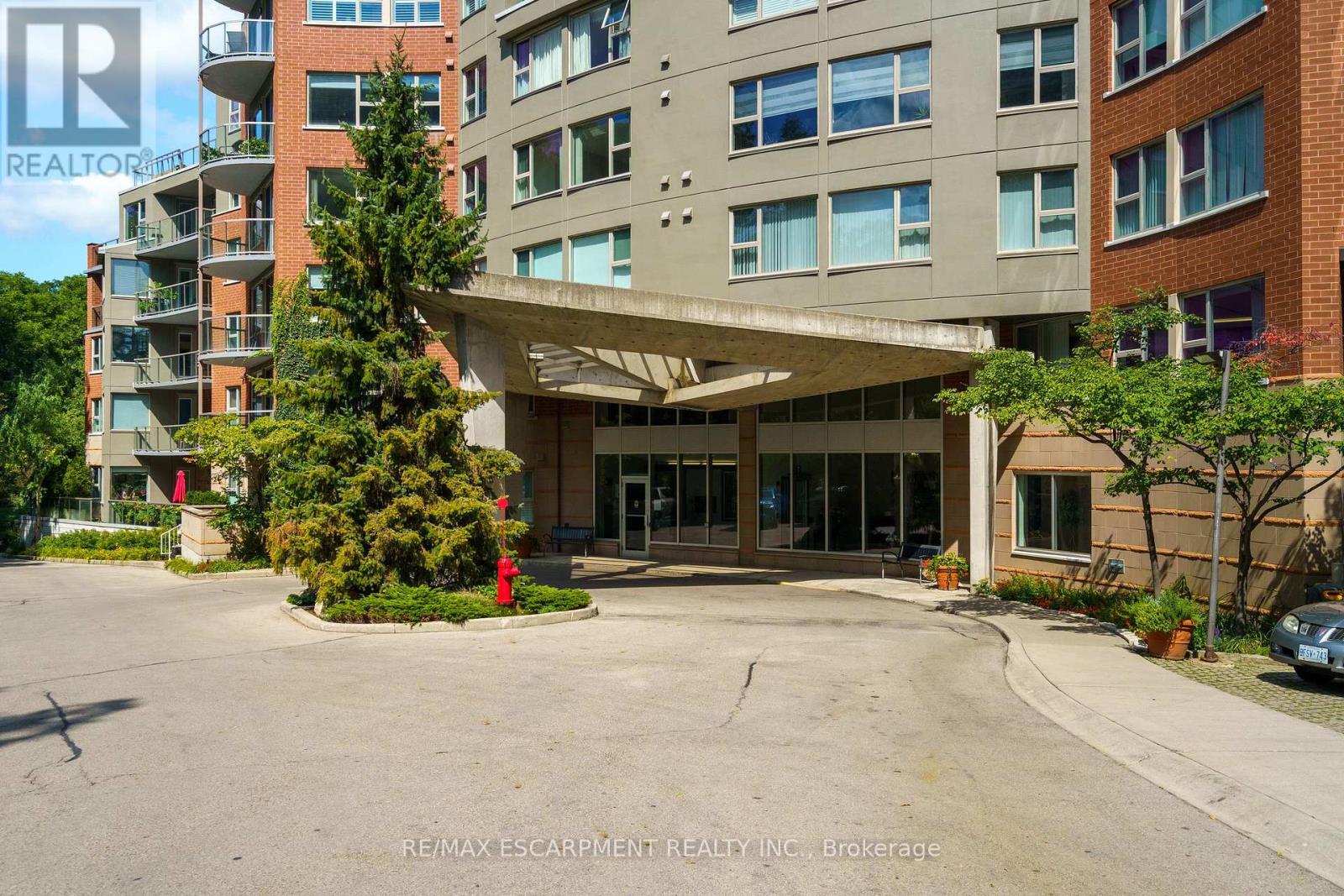 102 77 Governors Rd, Hamilton, ON L9H 7N8