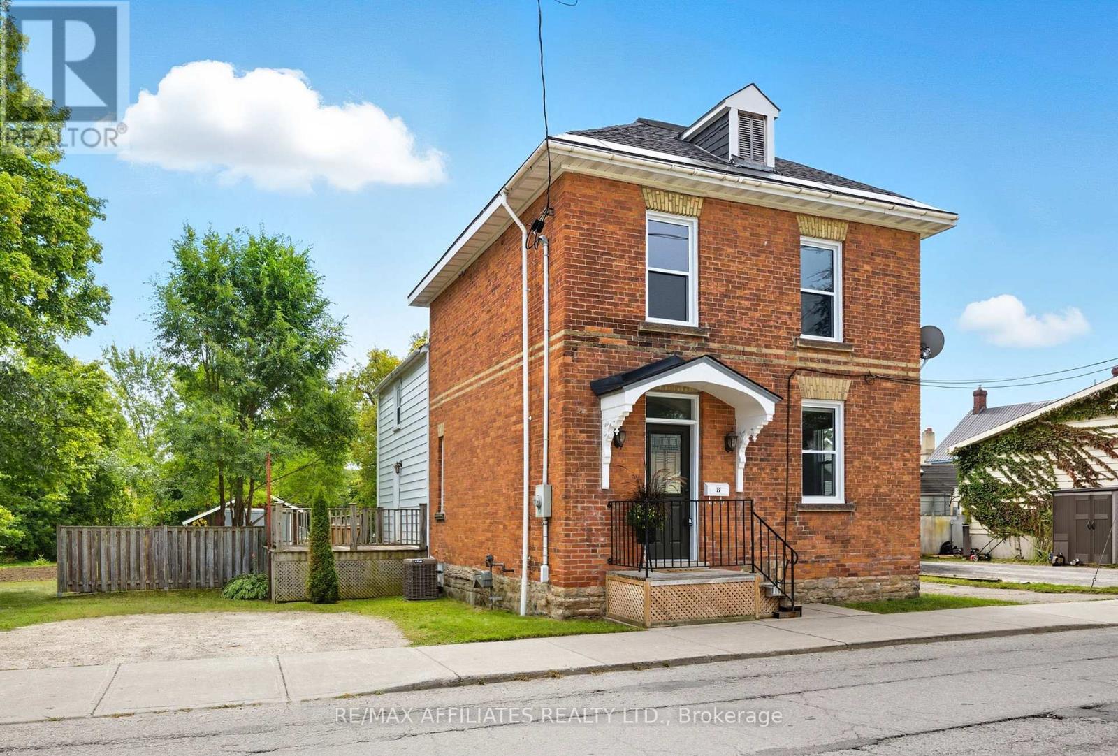 22 Isabella St, Perth, ON K7H 2W8