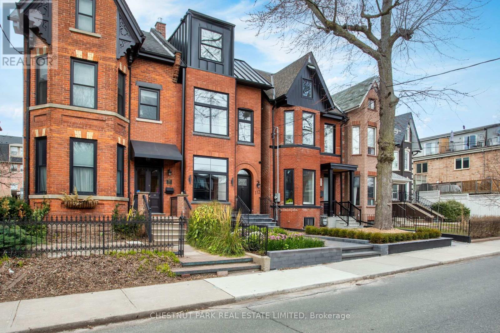 112 Givins St, Toronto, ON M6J 2X9