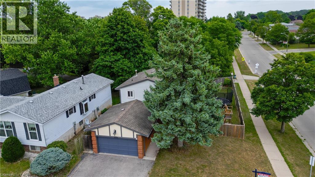 204 Country Hill Dr, Kitchener, ON N2E 1R6