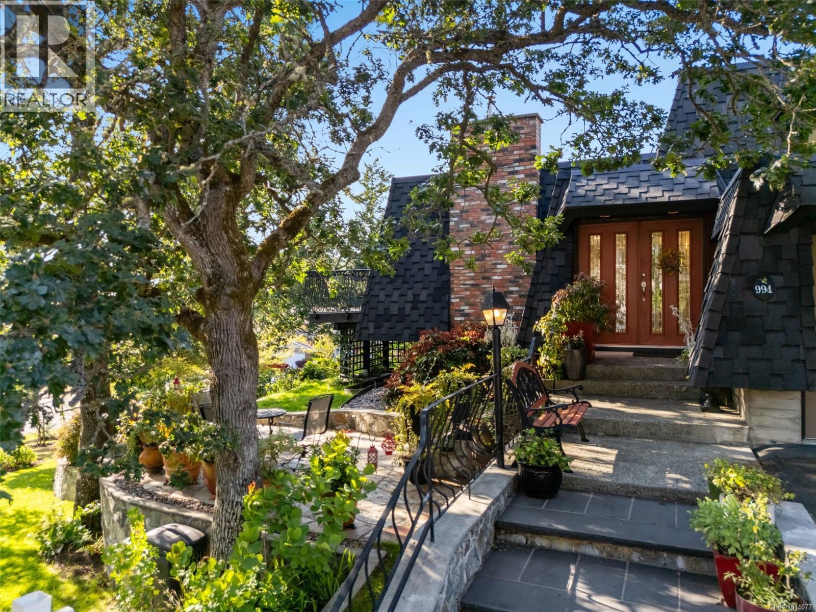 994 Landeen Pl, Saanich, BC V8X 3Z3