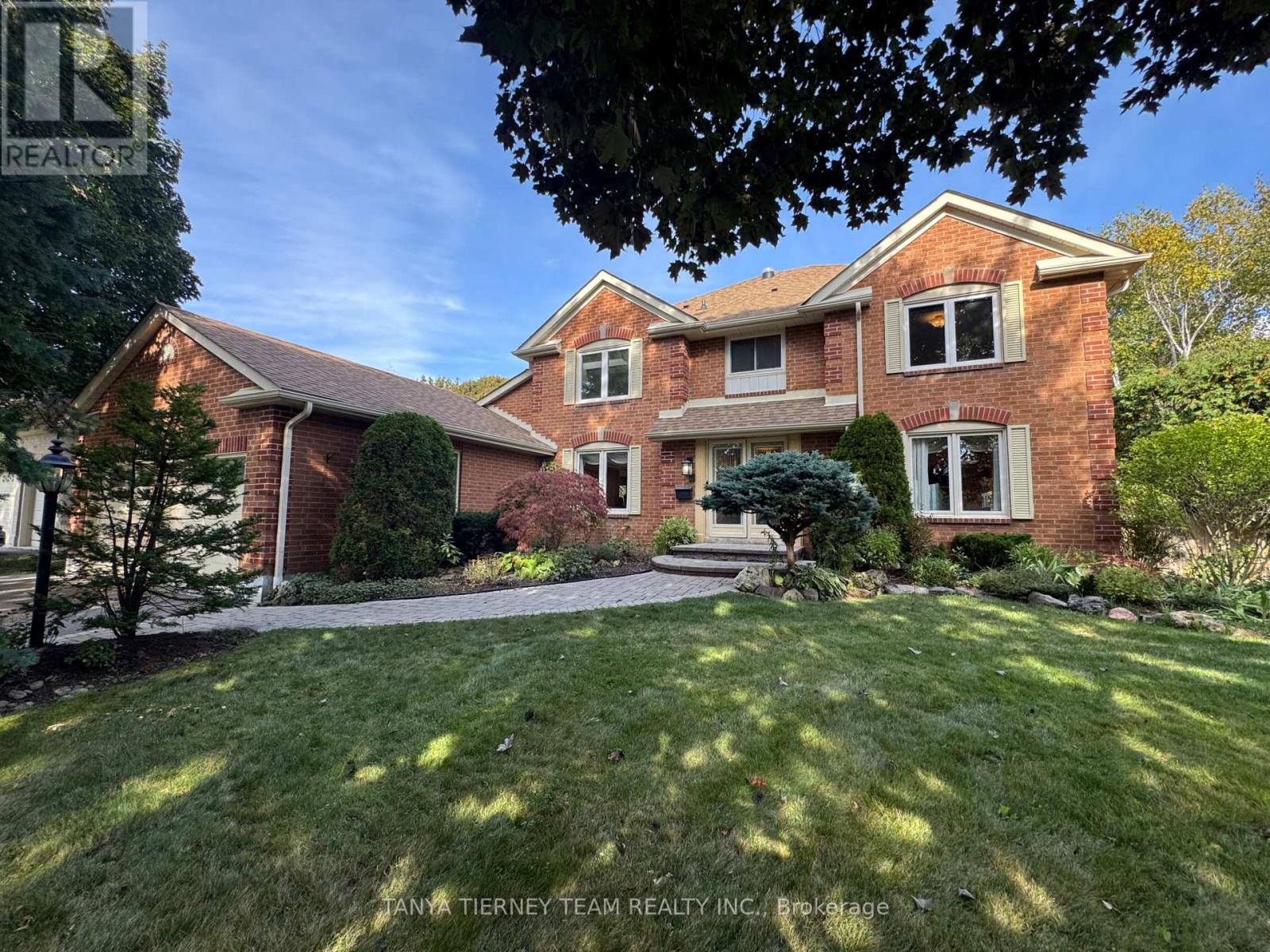 6 Lyndhurst Cres, Whitby, ON L1R 1E4