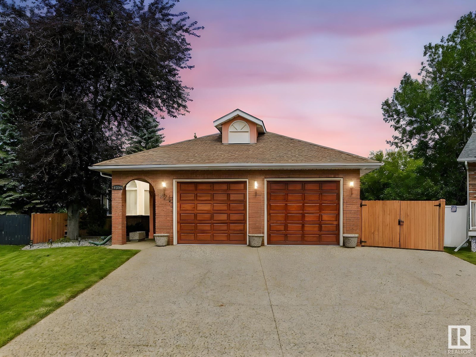 1820 Bearspaw Dr W NW, Edmonton, AB T6J 6K4