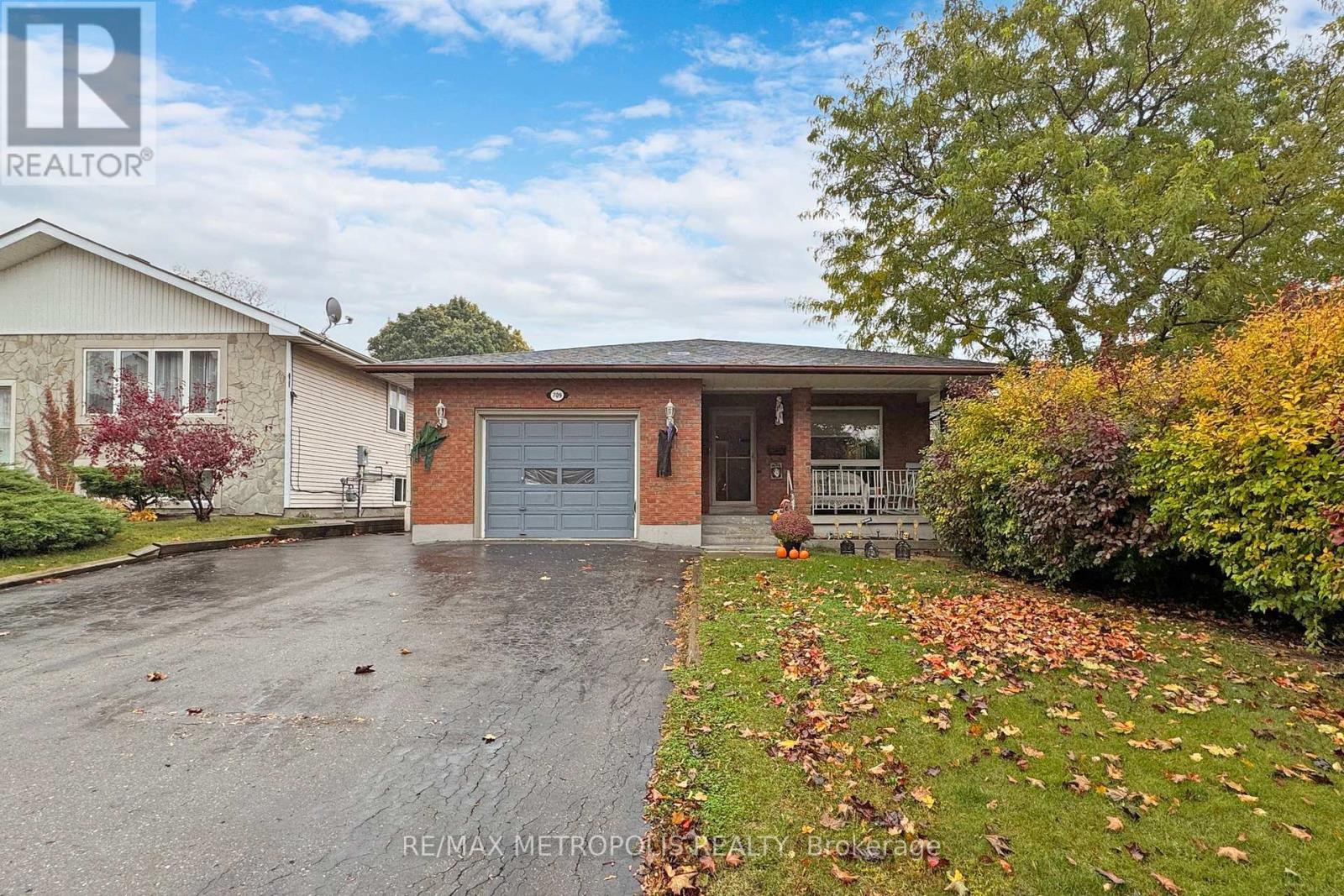 709 Keates Ave, Oshawa, ON L1H 7Y3