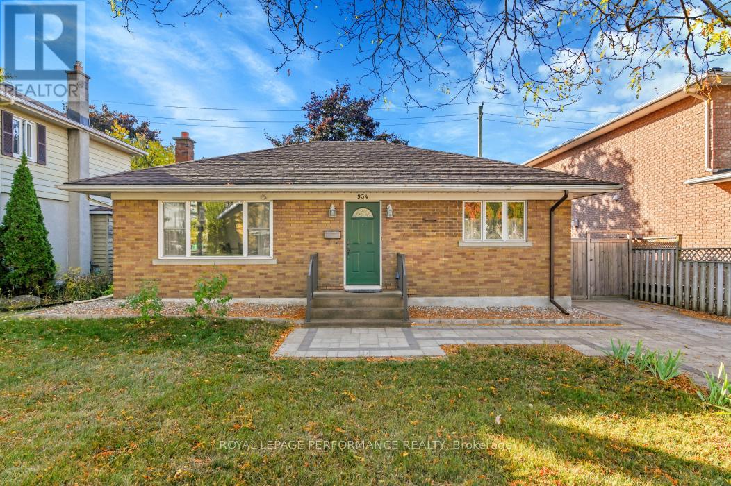 934 Smyth Rd, Ottawa, ON K1G 1P6