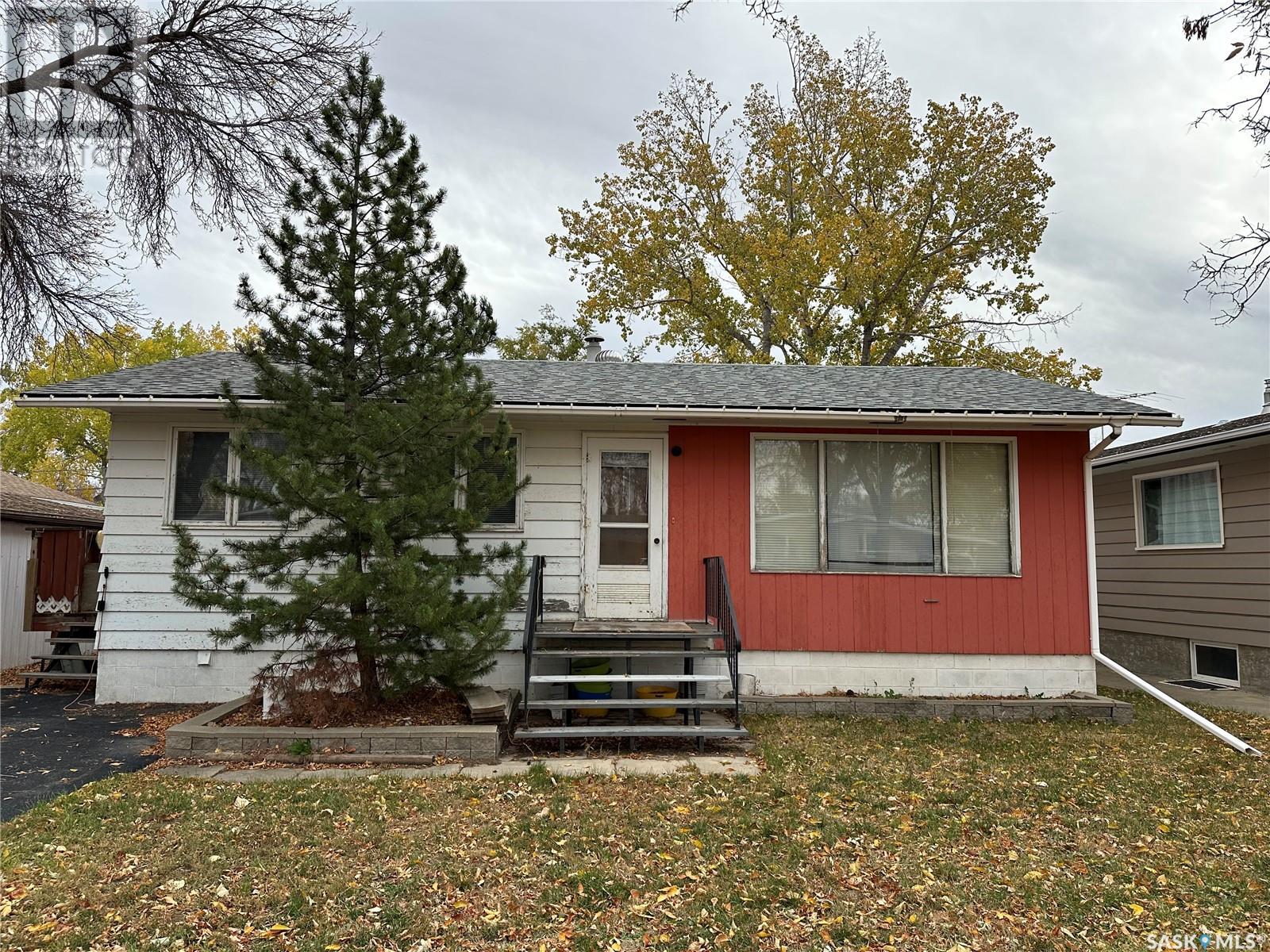 5373 Kings Ave, Gull Lake, SK S0N 1A0