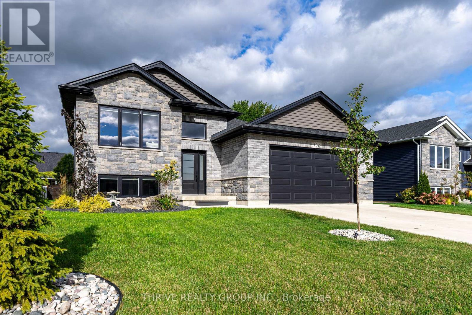102 Phibbs St, Lambton Shores, ON N0N 1J0