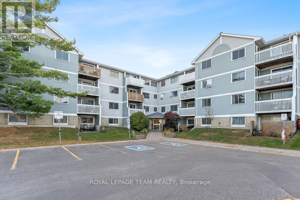 417 214 Viewmount Dr, Ottawa, ON K2E 7X3