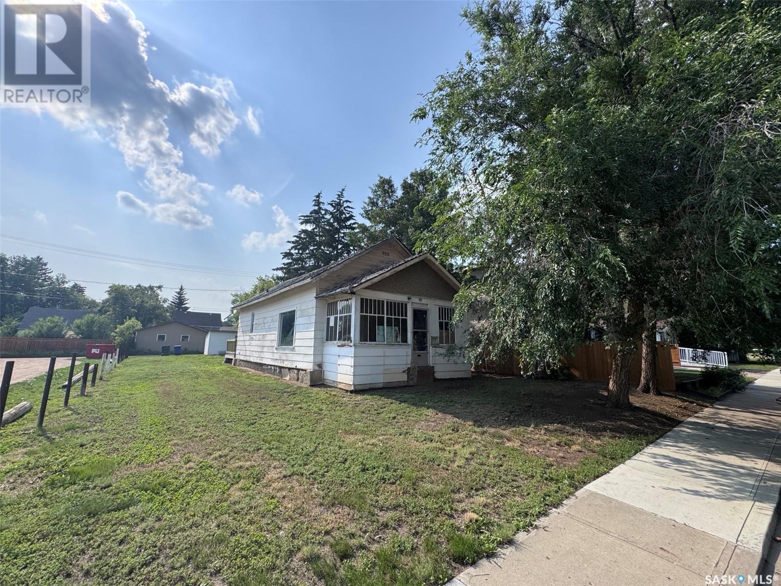 1044 7 Avenue Northwest, Moose Jaw, SK S6H 4C4