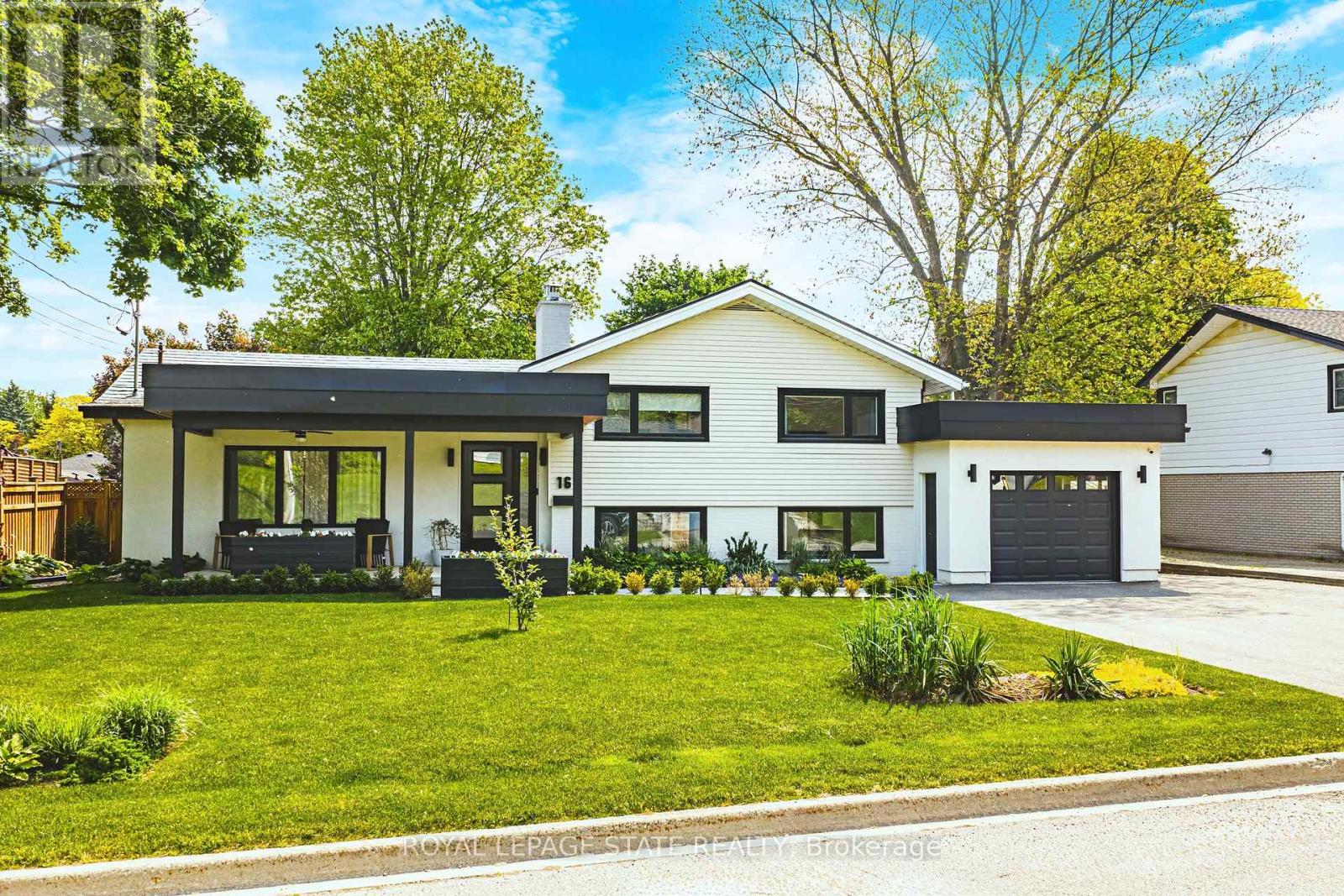 16 Lynndale Dr, Hamilton Dundas, ON L9H 3L6