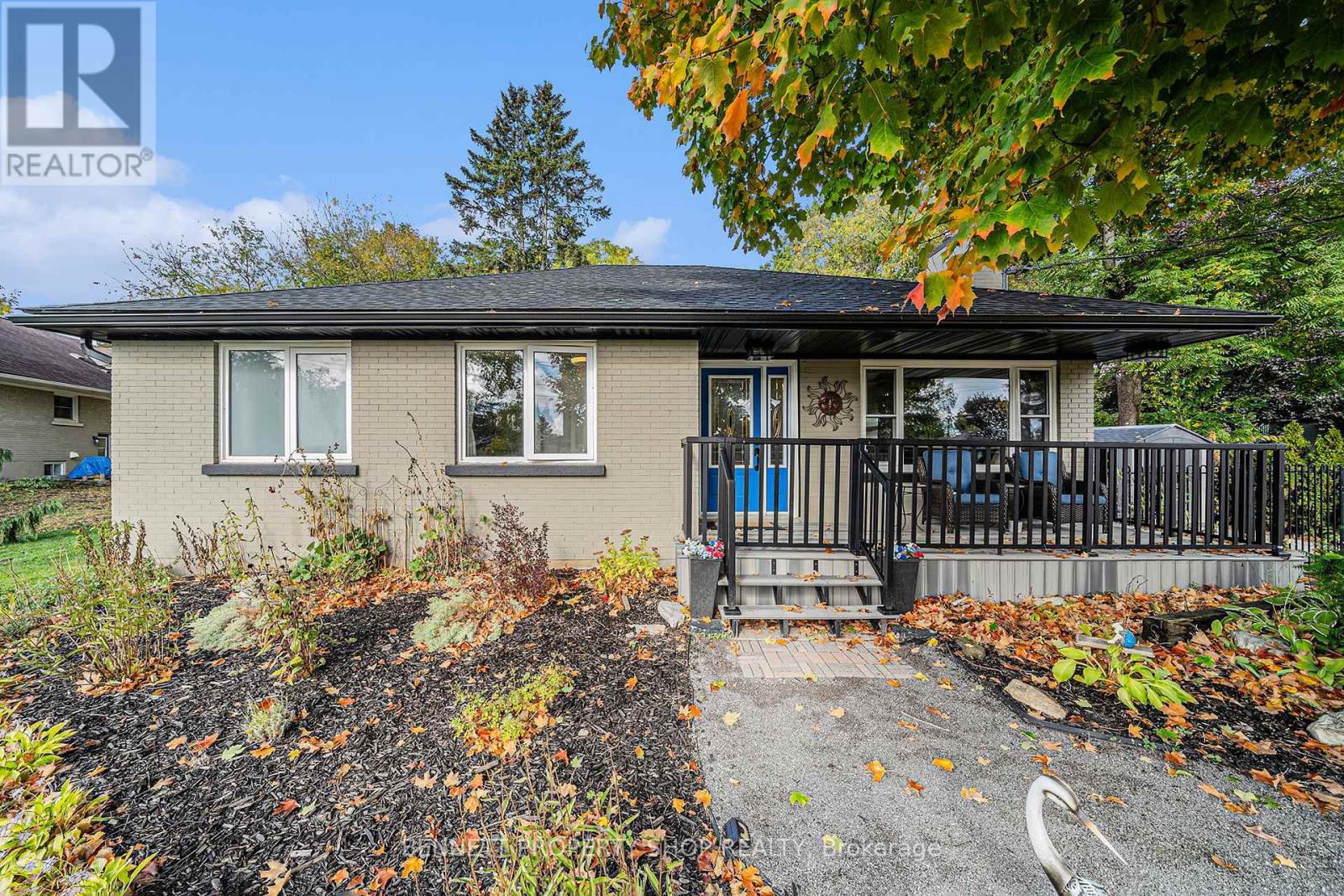 1109 Edward St, Ottawa, ON K4M 1G8
