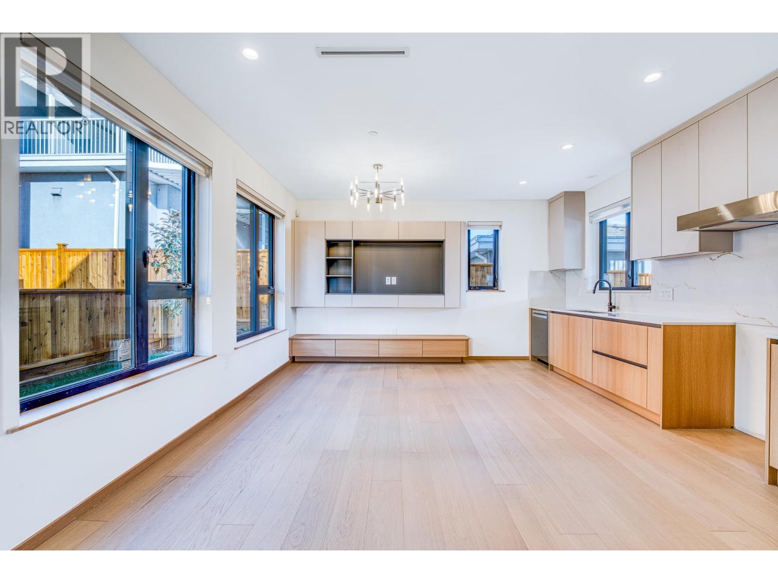 966 E 55th Ave, Vancouver, BC V5X 1N9