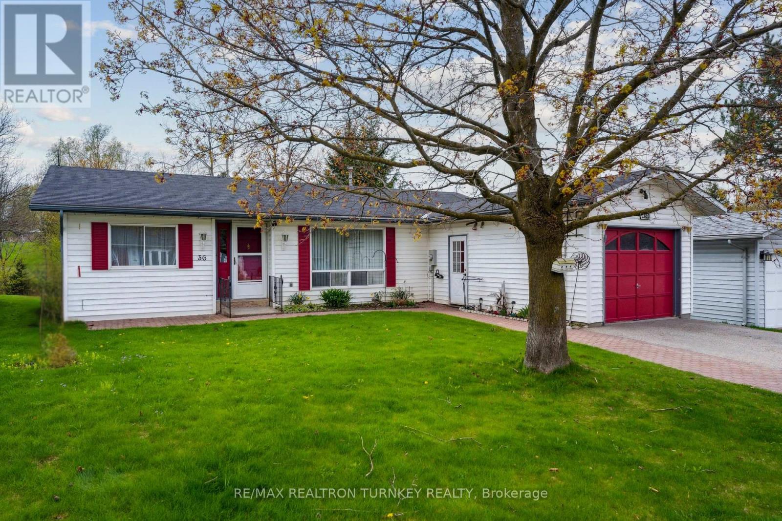 36 Tecumseth Pines Dr, New Tecumseth, ON L0G 1W0