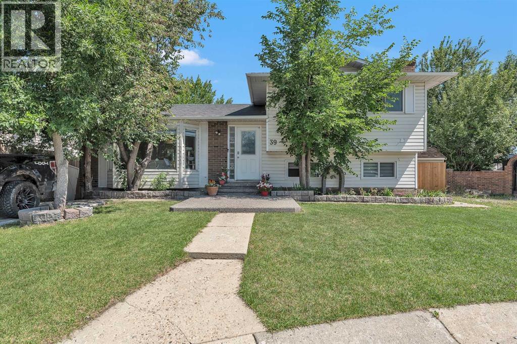 39 Templeridge Bay NE, Calgary, AB T1Y 4E3