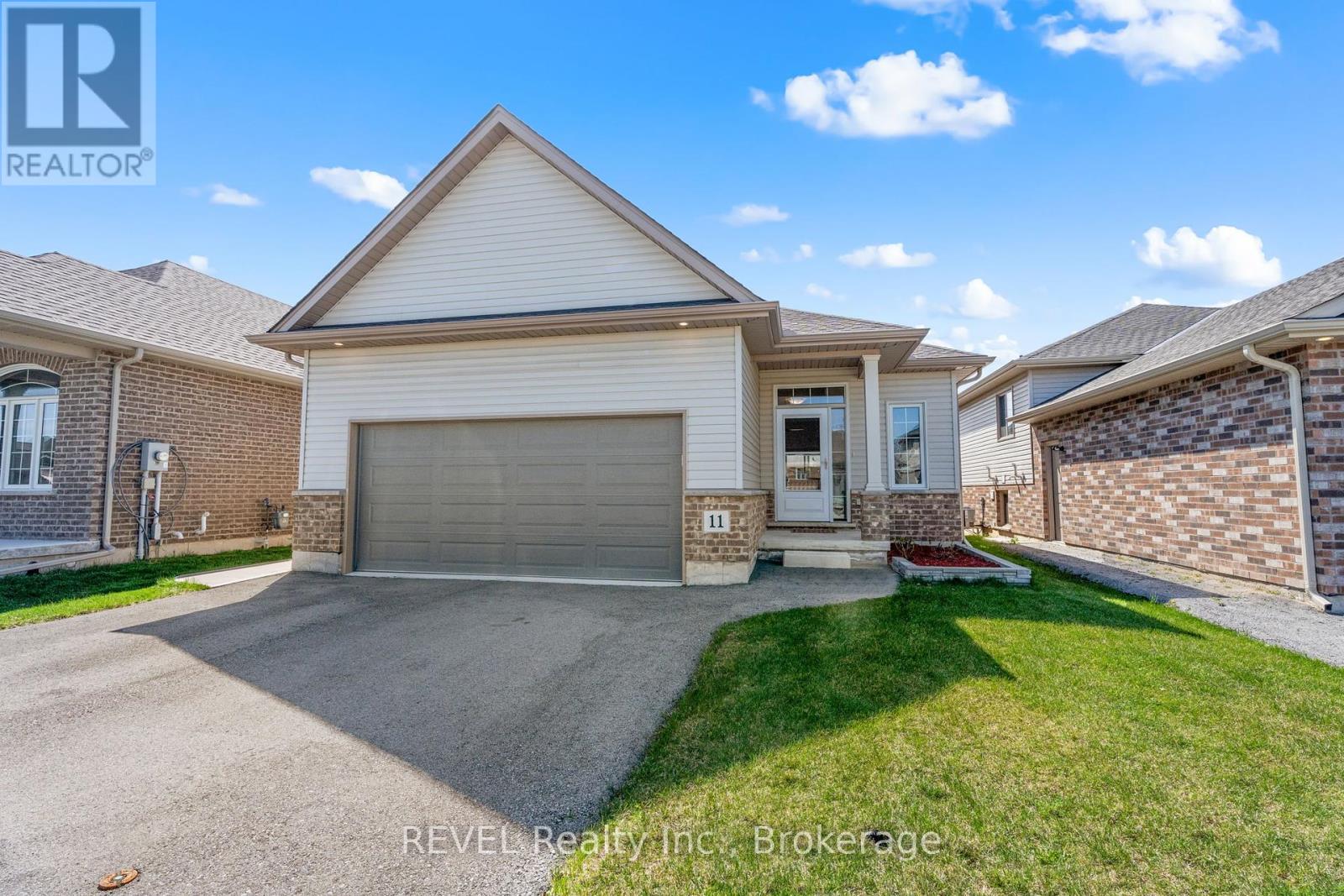 11 Berkshire Dr, St. Catharines, ON L2M 0C2