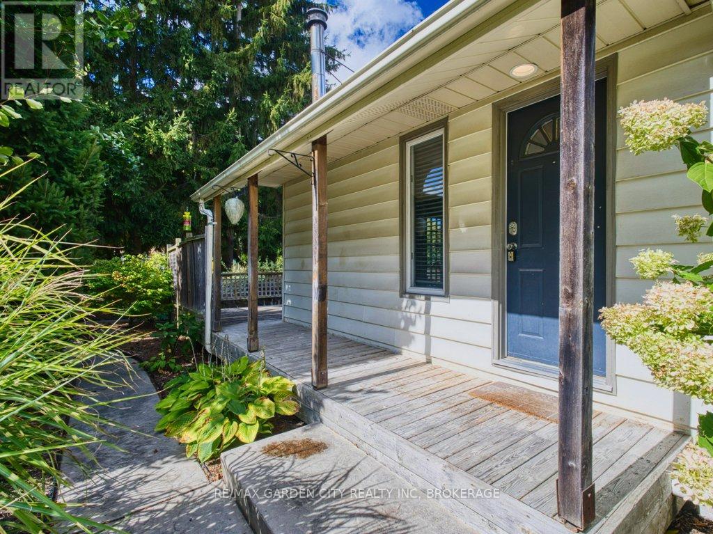 33 Dundas Cres, St. Catharines, ON L2T 1T4