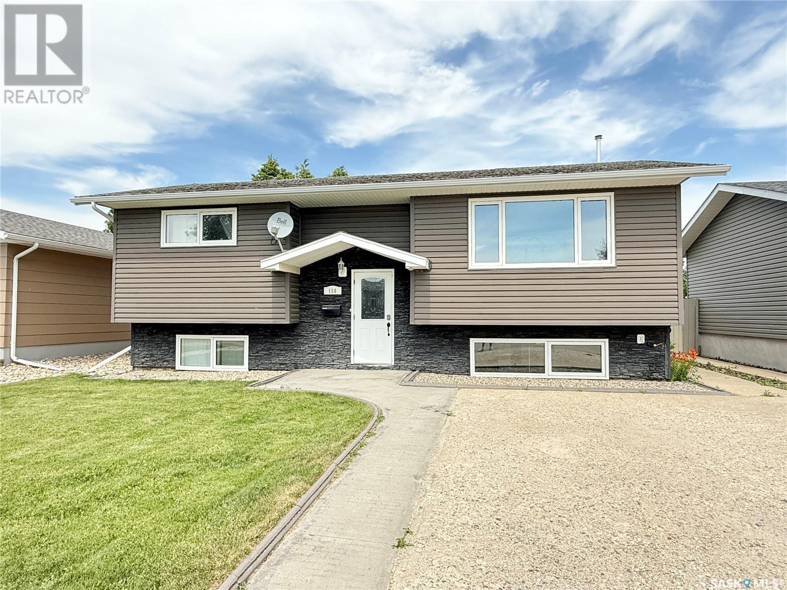 156 Montgomery Cres, Weyburn, SK S4H 2X7