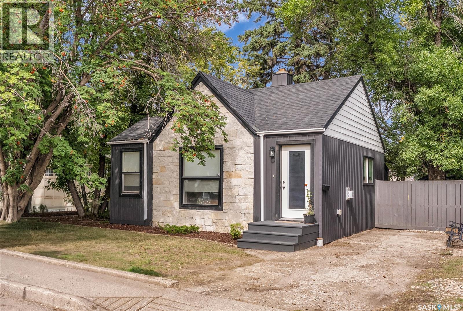 12 Connaught Pl, Saskatoon, SK S7L 1C7